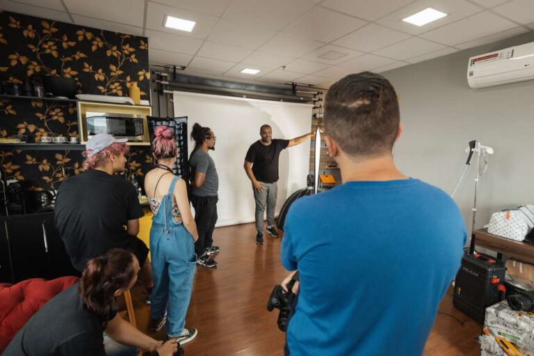Equipe de uma organização da sociedade civil reunida em campo