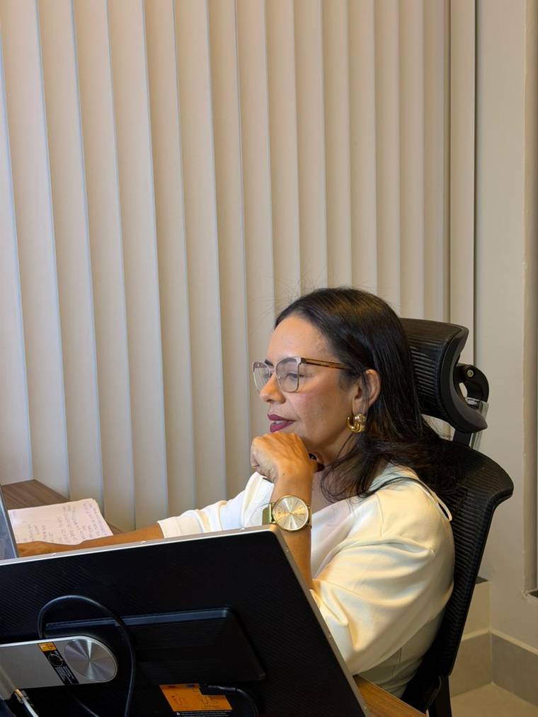 Auricélia Soares no escritório da ASCA, em Belém